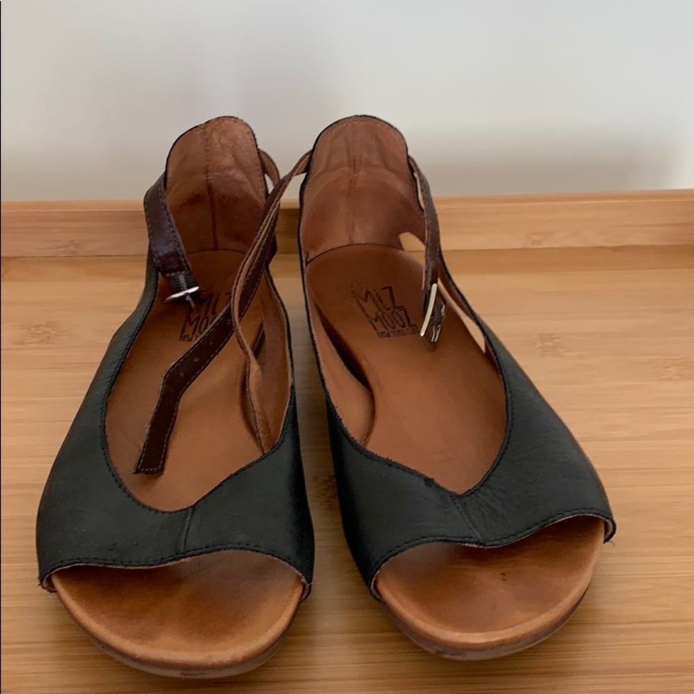 Back and brown leather flat